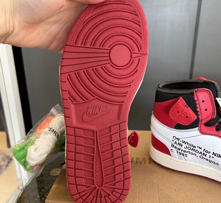 Air Jordan 1 Retro High Off-white Chicago