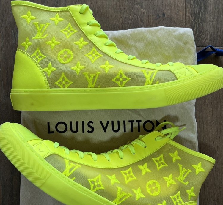 Luis Vuitton Monogram Pattern Sneakers