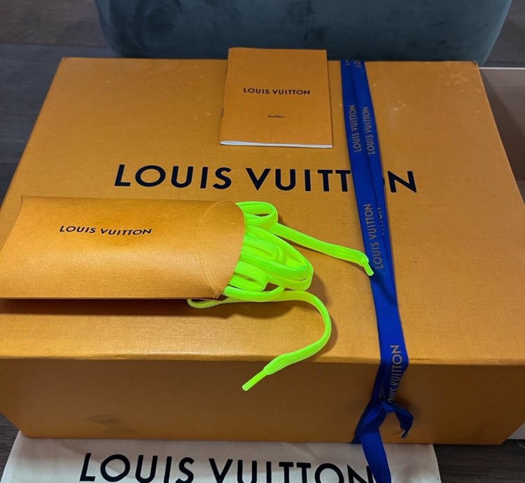 Luis Vuitton Monogram Pattern Sneakers