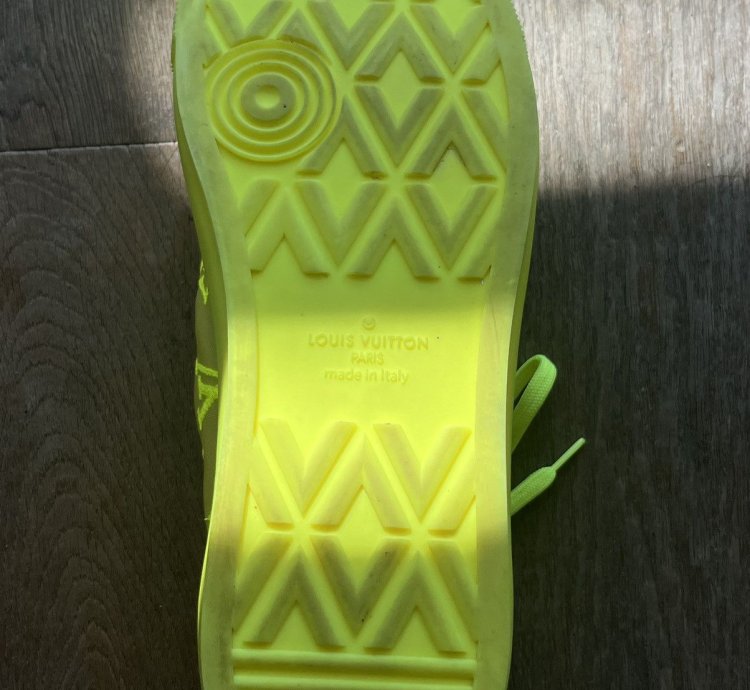 Luis Vuitton Monogram Pattern Sneakers