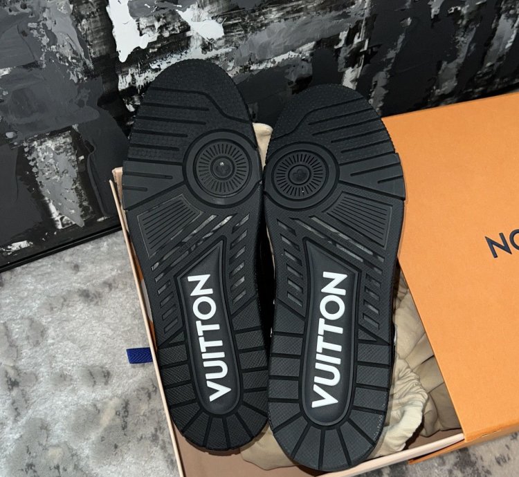 Lv Monogram Trainers Lv8 Us10