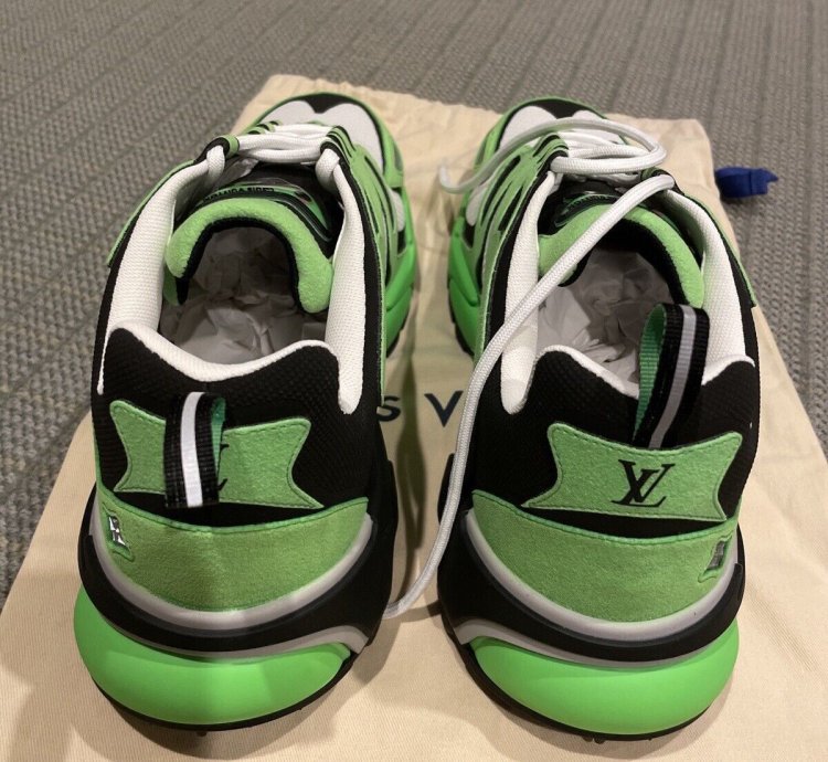 Lv Runner Tatic Sneaker Lv Size 9