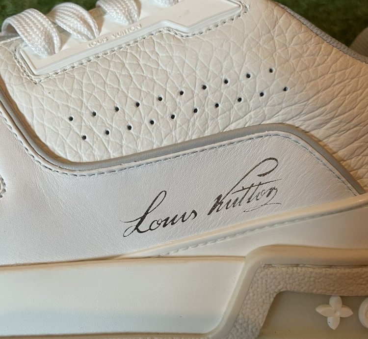 Lv Trainer White