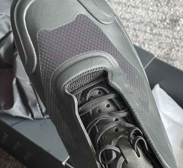 New In Box Luna Rossa 21 Sneakers