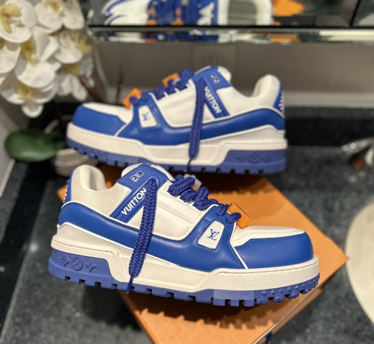 New Louis Vuitton Maxi Blue White Size 11lv