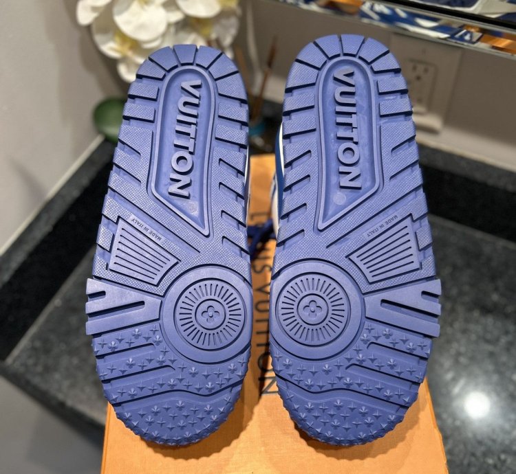 New Louis Vuitton Maxi Blue White Size 11lv