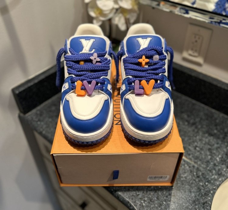 New Louis Vuitton Maxi Blue White Size 11lv