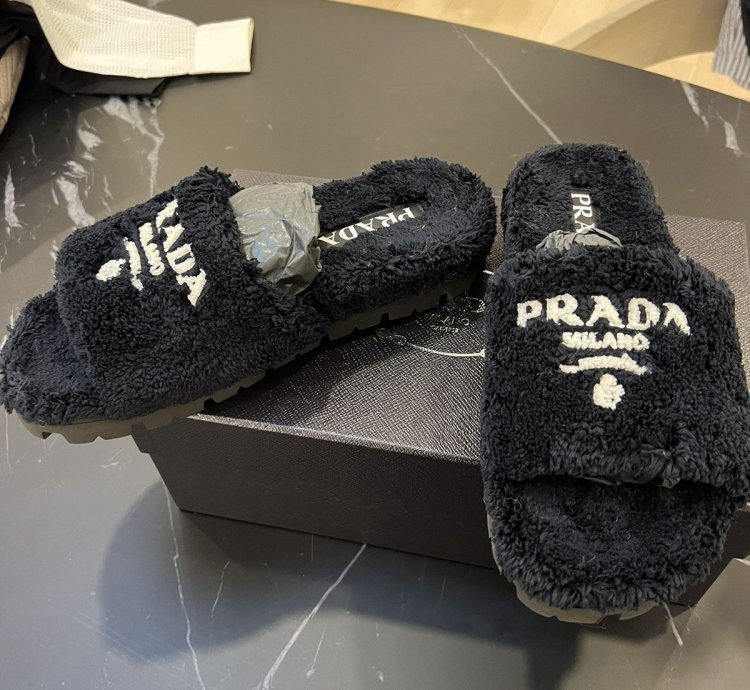 New Worn Fur Slip Ons Full Set