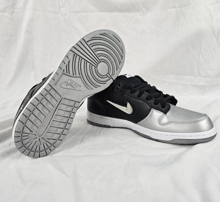 Nike Sb Dunk Low Supreme Jewel Swoosh