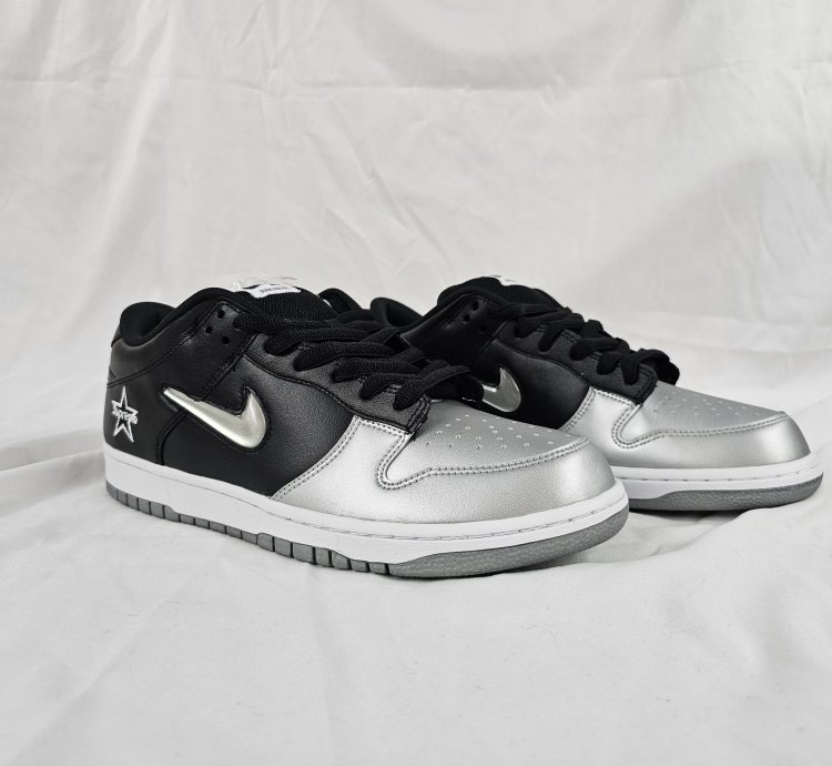 Nike Sb Dunk Low Supreme Jewel Swoosh