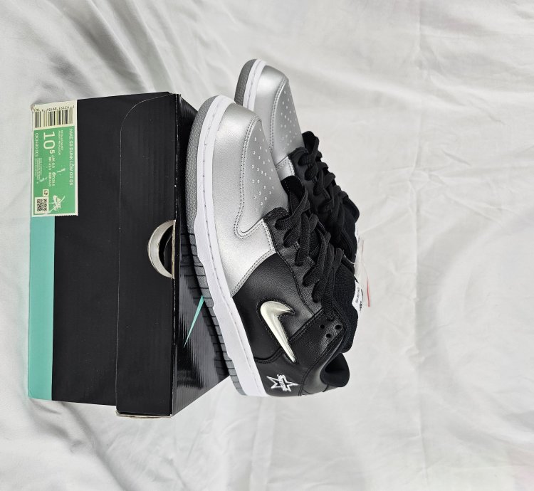 Nike Sb Dunk Low Supreme Jewel Swoosh