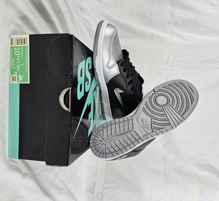 Nike Sb Dunk Low Supreme Jewel Swoosh