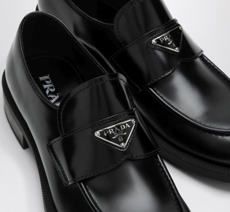 Prada Black Leather Loafer With Logo