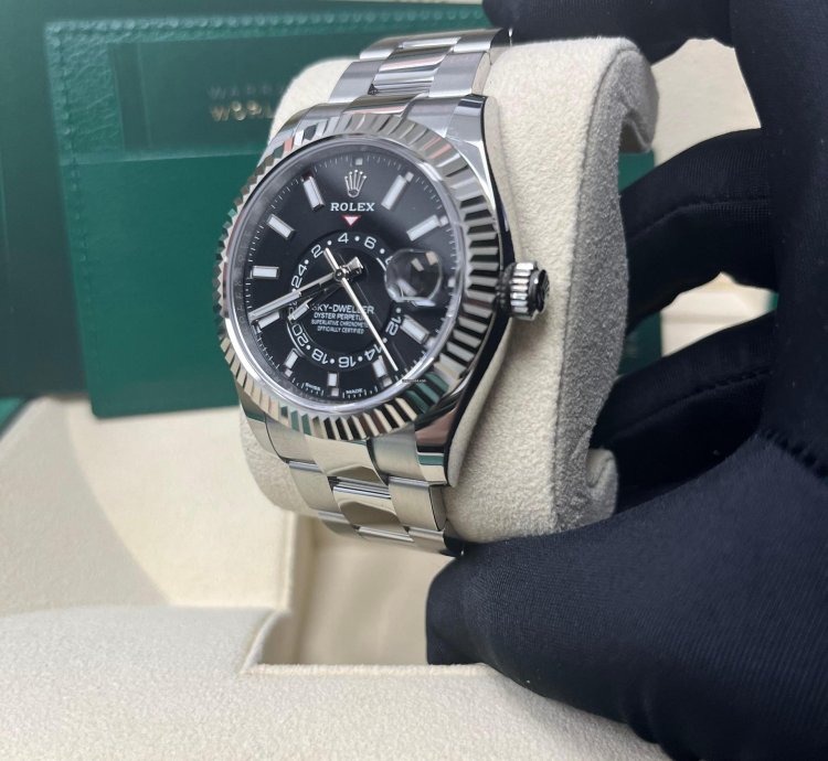 Rolex Sky-dweller 18k White Gold 42mm Black Dial Steel Oyster Bracelet 326934