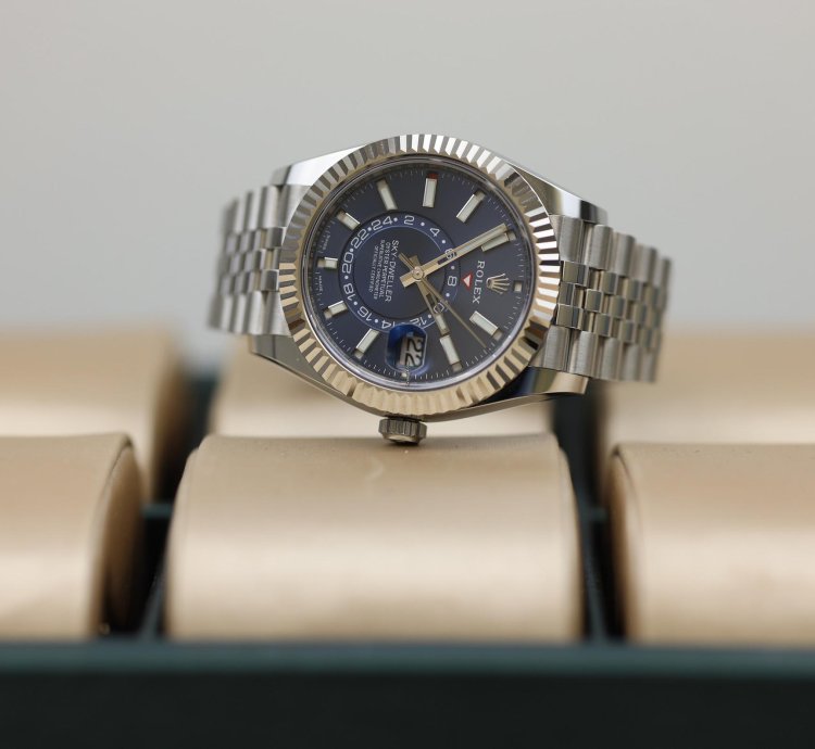 Rolex Sky-dweller 2022 Rolex Sky Dweller Stainless Steel Blue Dial Jubilee 326934