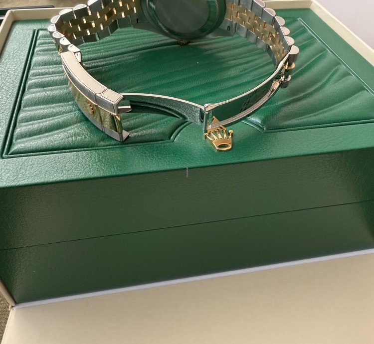 Rolex Sky-dweller 2024 Like New Unworn Champagne Dial 336933