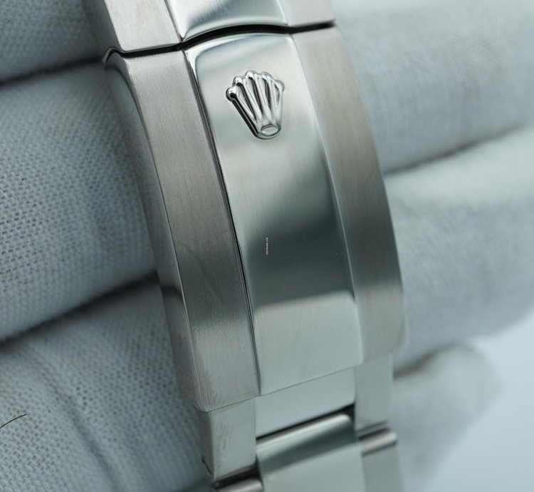 Rolex Sky-dweller 42 Mm 18k White Gold Fluted Bezel Blue Dial Oyster Bracelet Complete Set 2024