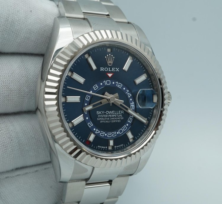 Rolex Sky-dweller 42 Mm 18k White Gold Fluted Bezel Blue Dial Oyster Bracelet Complete Set 2024