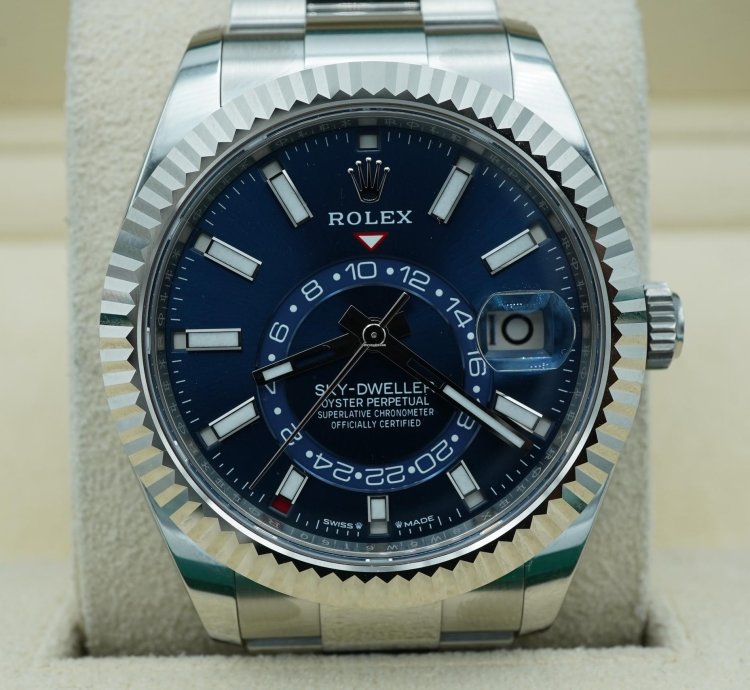 Rolex Sky-dweller 42 Mm 18k White Gold Fluted Bezel Blue Dial Oyster Bracelet Complete Set 2024