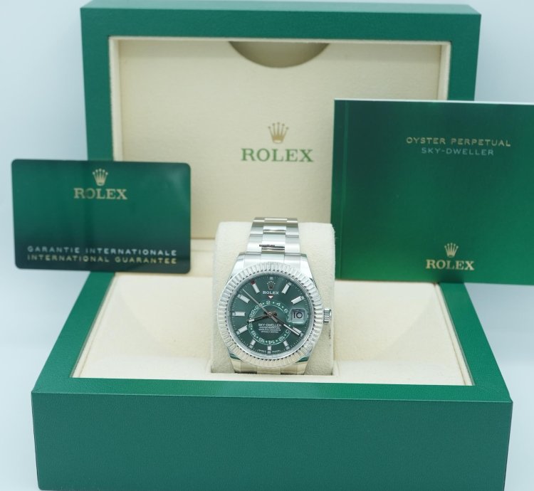 Rolex Sky-dweller 42 Mm 18k White Gold Fluted Bezel Green Dial Oyster Bracelet Complete Set 2025