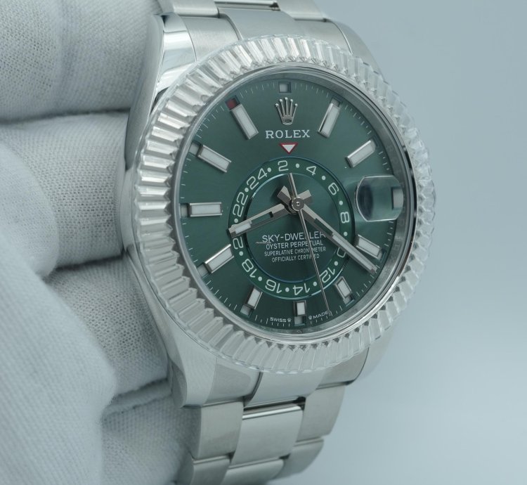 Rolex Sky-dweller 42 Mm 18k White Gold Fluted Bezel Green Dial Oyster Bracelet Complete Set 2025