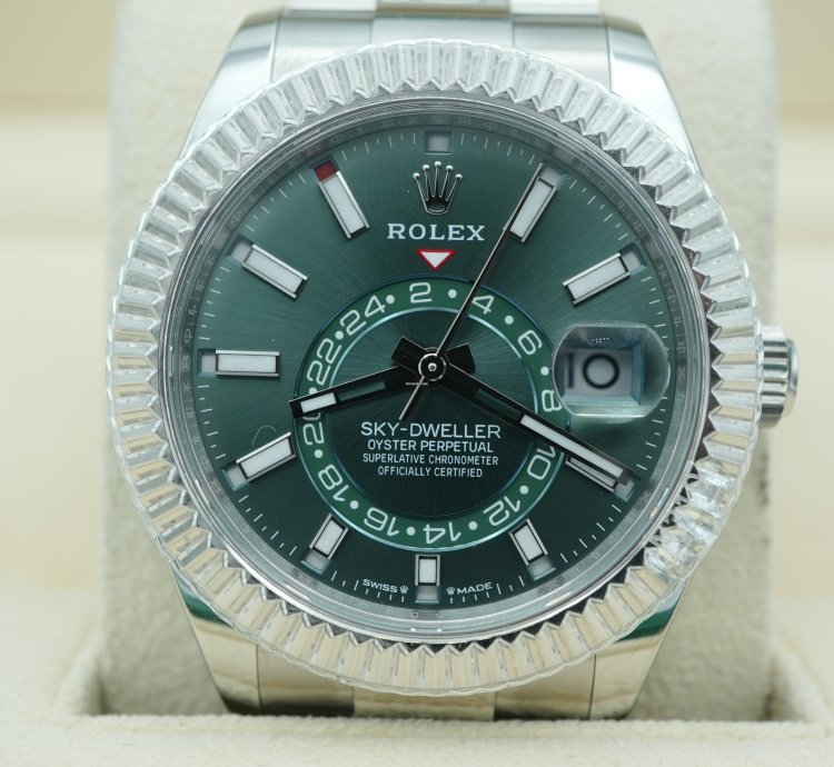 Rolex Sky-dweller 42 Mm 18k White Gold Fluted Bezel Green Dial Oyster Bracelet Complete Set 2025