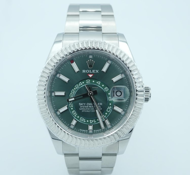 Rolex Sky-dweller 42 Mm 18k White Gold Fluted Bezel Green Dial Oyster Bracelet Complete Set 2025