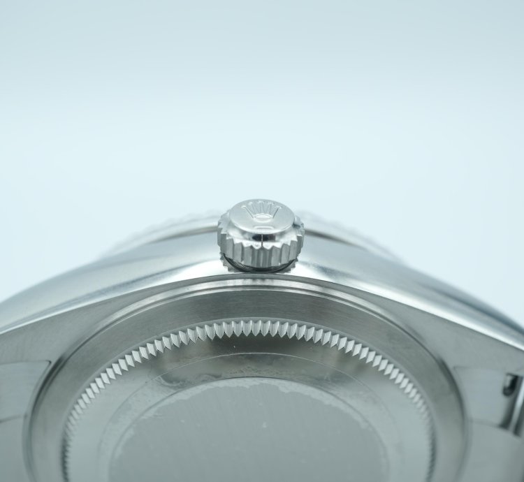 Rolex Sky-dweller 42 Mm 18k White Gold Fluted Bezel Green Dial Oyster Bracelet Complete Set 2025