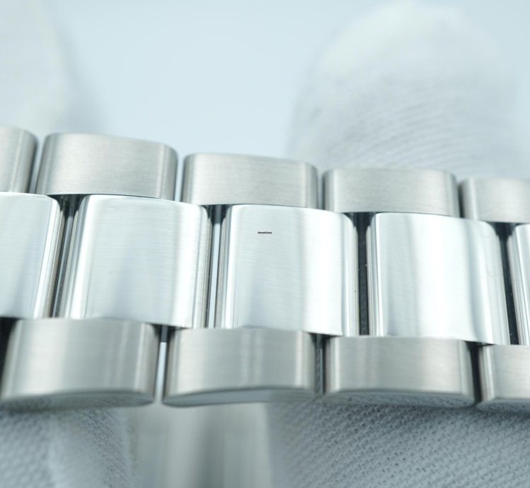 Rolex Sky-dweller 42 Mm 18k White Gold Fluted Bezel Green Dial Oyster Bracelet Complete Set 2025