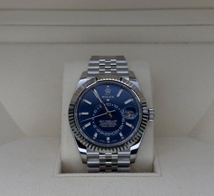 Rolex Sky-dweller 42mm Blue Dial Stainless Steel Jubilee Fluted Complete