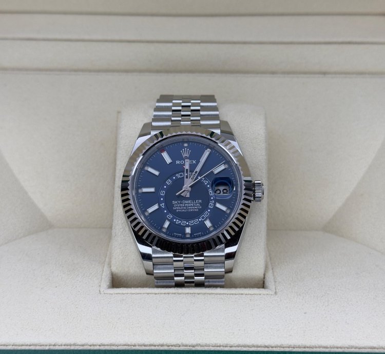 Rolex Sky-dweller 42mm Blue Dial Stainless Steel Jubilee Fluted Complete