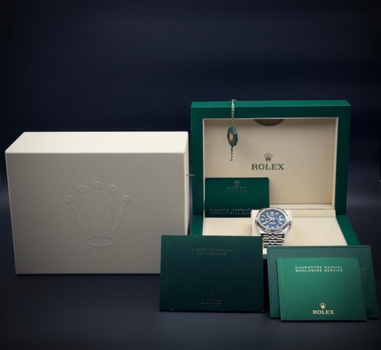 Rolex Sky-dweller 42mm Blue Dial Stainless Steel Jubilee Fluted Complete