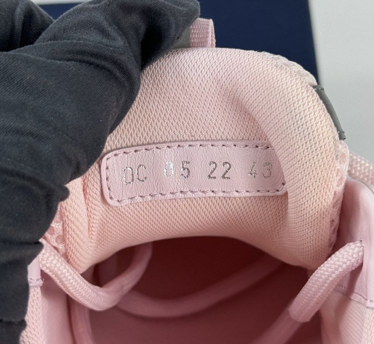 B22 Low Top Sneakers