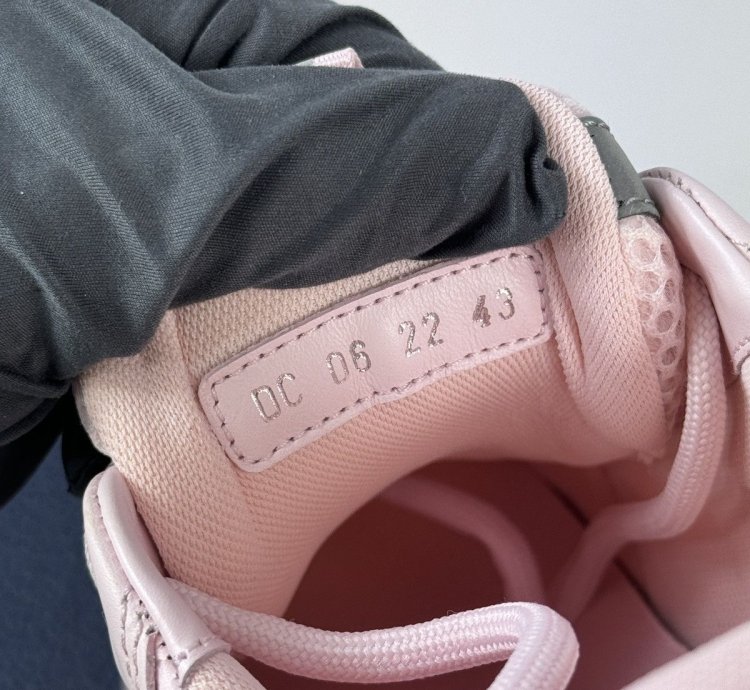 B22 Low Top Sneakers