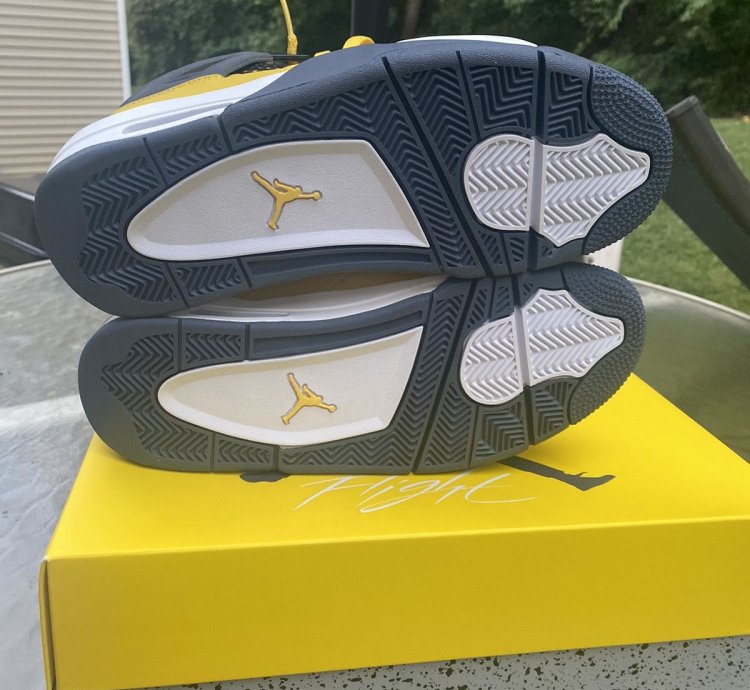 Air Jordan 4 Retro Lighting 2021