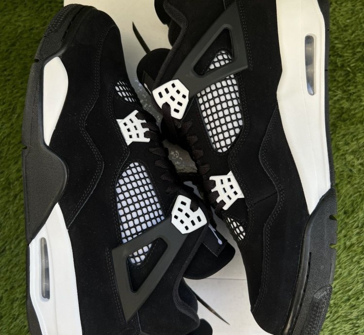 Air Jordan 4 Retro White Thunder