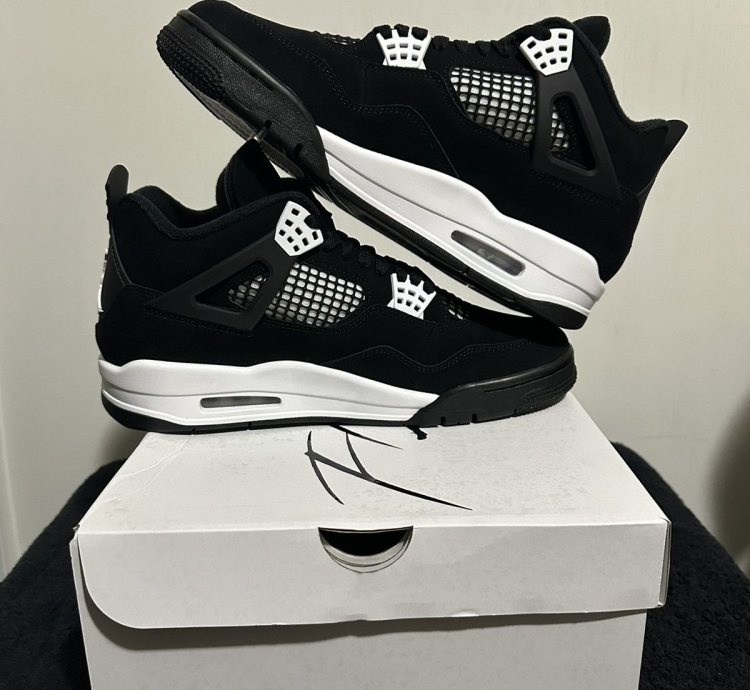 Air Jordan 4 White Thunder