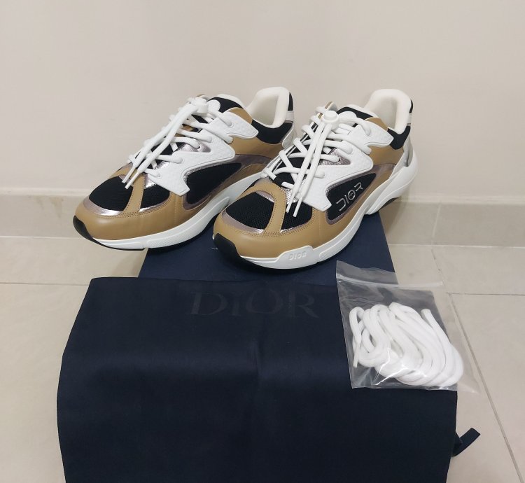 B24 Sneakers