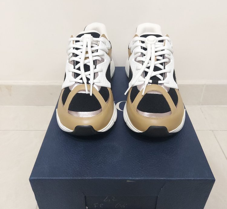 B24 Sneakers