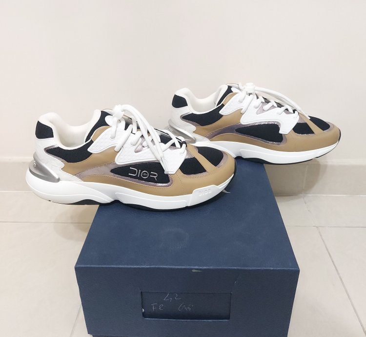 B24 Sneakers