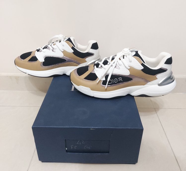 B24 Sneakers