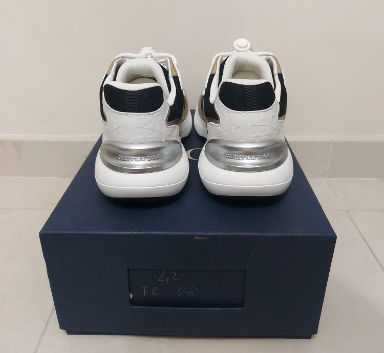 B24 Sneakers