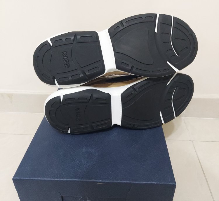 B24 Sneakers