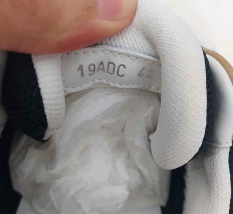 B24 Sneakers