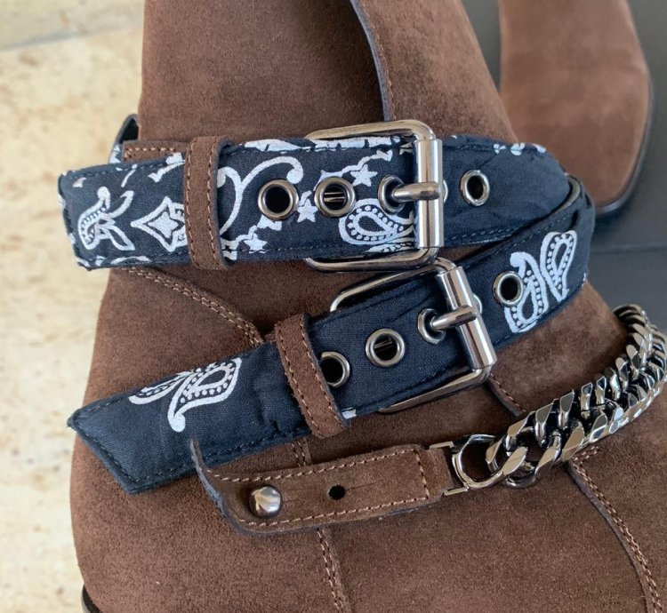 Bandana Chain Boots In Chocolate