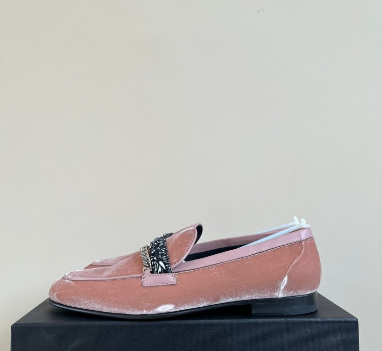 Bandana Chain Velvet Loafer In Salmon