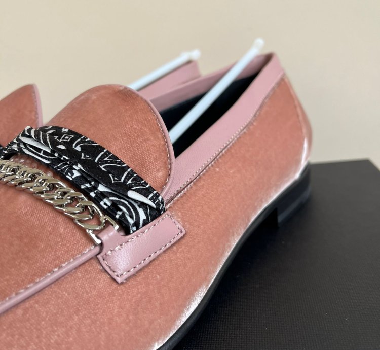 Bandana Chain Velvet Loafer In Salmon
