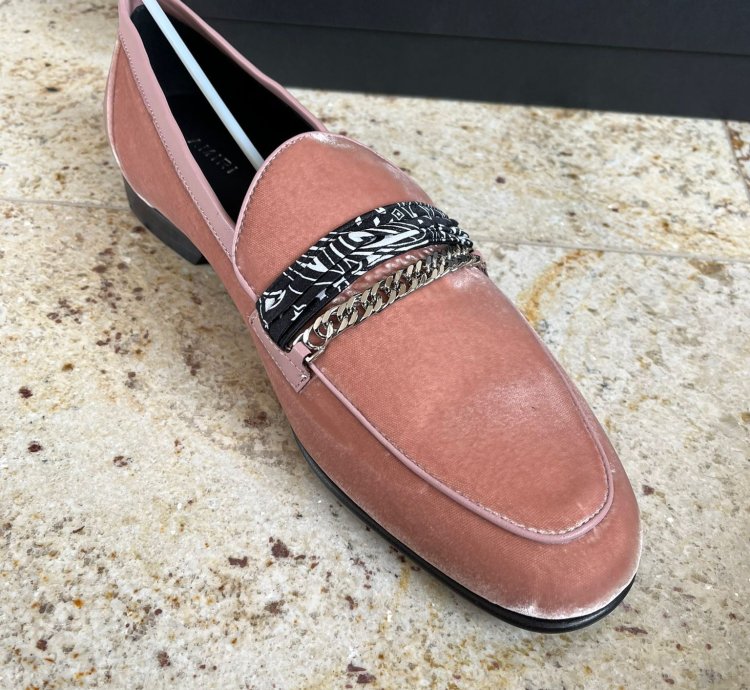 Bandana Chain Velvet Loafer In Salmon