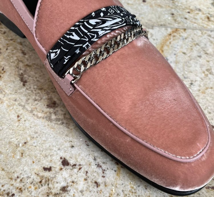 Bandana Chain Velvet Loafer In Salmon