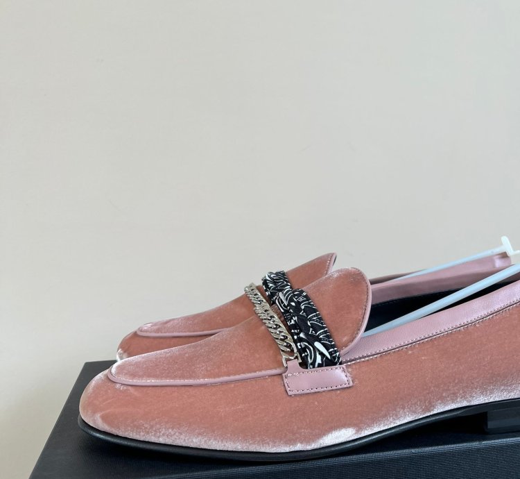 Bandana Chain Velvet Loafer In Salmon
